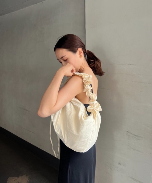 y/m by 村岡美里（イムバイムラオカミサト）の「ナイロンドローコードスクエアBAG（ショルダーバッグ・レディース・ブラック/アイボリー・FREE）」の12枚目の写真