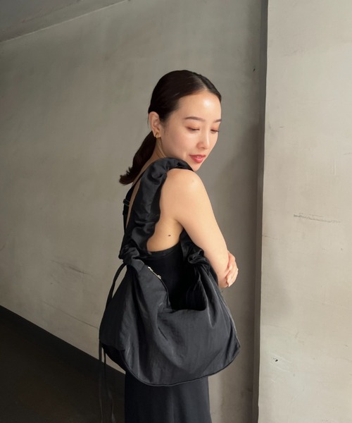 y/m by 村岡美里（イムバイムラオカミサト）の「ナイロンドローコードスクエアBAG（ショルダーバッグ・レディース・ブラック/アイボリー・FREE）」の13枚目の写真