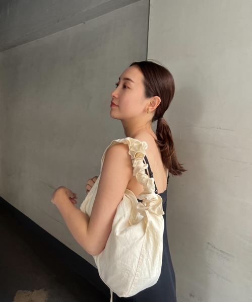 y/m by 村岡美里（イムバイムラオカミサト）の「ナイロンドローコードスクエアBAG（ショルダーバッグ・レディース・ブラック/アイボリー・FREE）」の5枚目の写真