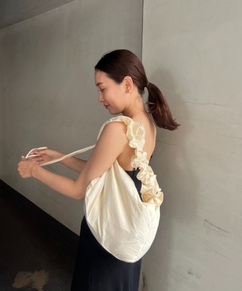 y/m by 村岡美里（イムバイムラオカミサト）の「ナイロンドローコードスクエアBAG（ショルダーバッグ・レディース・ブラック/アイボリー・FREE）」の9枚目の写真