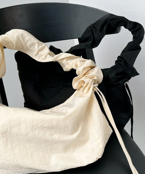 y/m by 村岡美里（イムバイムラオカミサト）の「ナイロンドローコードスクエアBAG（ショルダーバッグ・レディース・ブラック/アイボリー・FREE）」の16枚目の写真