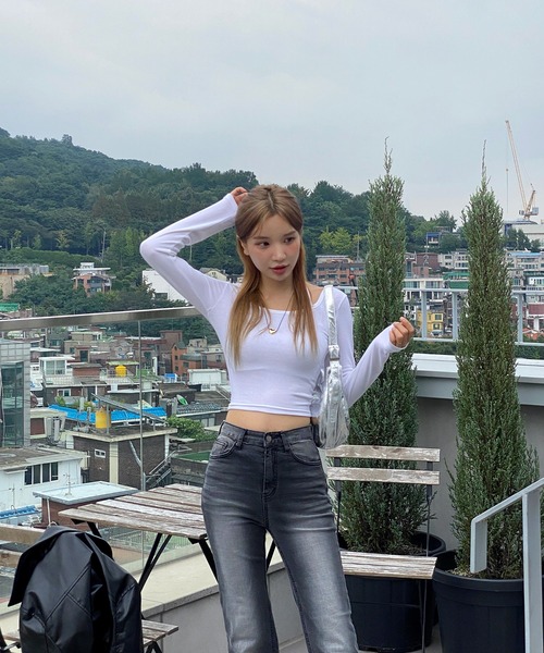 by muni:r（バイ ムニール）の「ホルターネッククロップドロングTシャツ（Tシャツ/カットソー・レディース・アイボリー/ブラック/カーキ・FREE）」の4枚目の写真