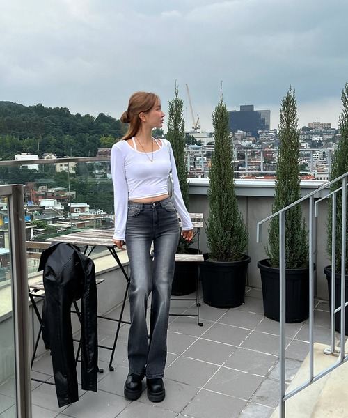 by muni:r（バイ ムニール）の「ホルターネッククロップドロングTシャツ（Tシャツ/カットソー・レディース・アイボリー/ブラック/カーキ・FREE）」の8枚目の写真