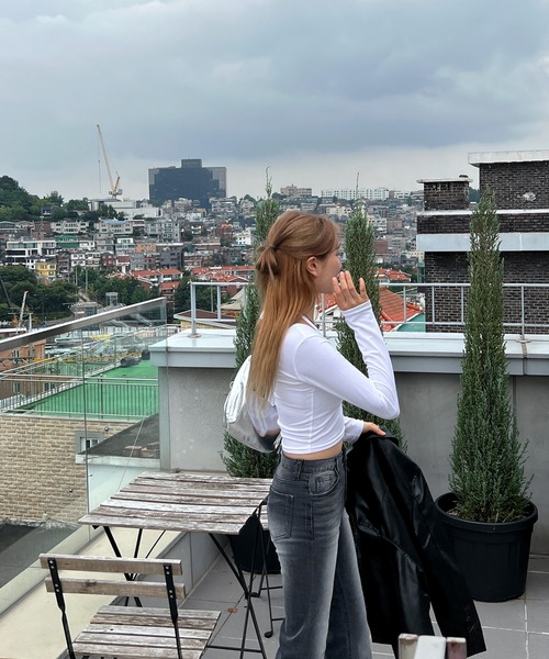 by muni:r（バイ ムニール）の「ホルターネッククロップドロングTシャツ（Tシャツ/カットソー・レディース・アイボリー/ブラック/カーキ・FREE）」の10枚目の写真