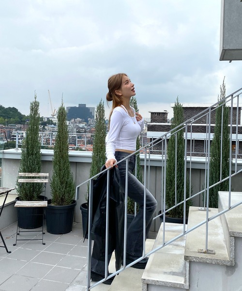 by muni:r（バイ ムニール）の「ホルターネッククロップドロングTシャツ（Tシャツ/カットソー・レディース・アイボリー/ブラック/カーキ・FREE）」の11枚目の写真