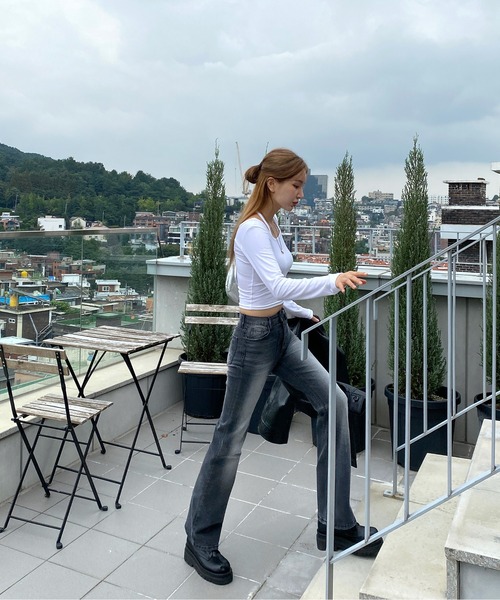 by muni:r（バイ ムニール）の「ホルターネッククロップドロングTシャツ（Tシャツ/カットソー・レディース・アイボリー/ブラック/カーキ・FREE）」の12枚目の写真