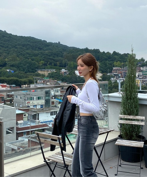 by muni:r（バイ ムニール）の「ホルターネッククロップドロングTシャツ（Tシャツ/カットソー・レディース・アイボリー/ブラック/カーキ・FREE）」の18枚目の写真