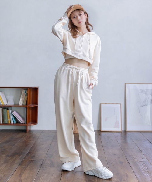 clear（クリア）の「【ZOZO限定】フード付きショート丈スウェットパーカー[セットアップ可能 ロゴ刺繍 カジュアル]（パーカー・レディース・アイボリー/ブラック/ピンク/チャコールグレー・F）」の15枚目の写真