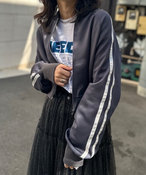 mi via loca（ミヴィアロカ）の「袖ライン　ショートトラックジャケット（ジャージ・レディース・チャコールグレー/ブラック・FREE）」の21枚目の写真