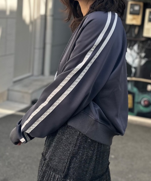 mi via loca（ミヴィアロカ）の「袖ライン　ショートトラックジャケット（ジャージ・レディース・チャコールグレー/ブラック・FREE）」の9枚目の写真