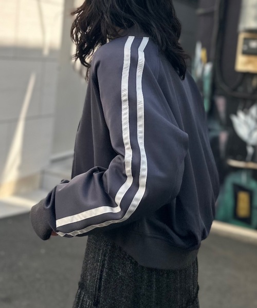 mi via loca（ミヴィアロカ）の「袖ライン　ショートトラックジャケット（ジャージ・レディース・チャコールグレー/ブラック・FREE）」の10枚目の写真