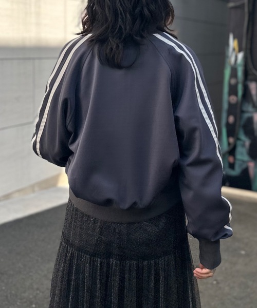 mi via loca（ミヴィアロカ）の「袖ライン　ショートトラックジャケット（ジャージ・レディース・チャコールグレー/ブラック・FREE）」の11枚目の写真