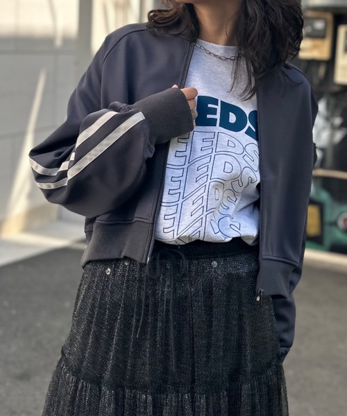 mi via loca（ミヴィアロカ）の「袖ライン　ショートトラックジャケット（ジャージ・レディース・チャコールグレー/ブラック・FREE）」の6枚目の写真