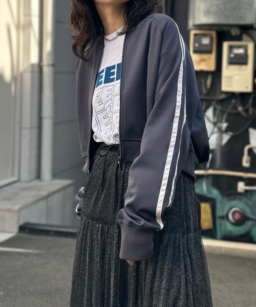 mi via loca（ミヴィアロカ）の「袖ライン　ショートトラックジャケット（ジャージ・レディース・チャコールグレー/ブラック・FREE）」の7枚目の写真