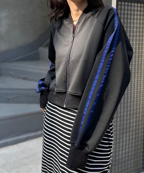 mi via loca（ミヴィアロカ）の「袖ライン　ショートトラックジャケット（ジャージ・レディース・チャコールグレー/ブラック・FREE）」の14枚目の写真