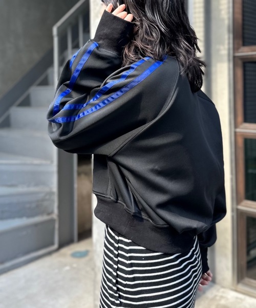 mi via loca（ミヴィアロカ）の「袖ライン　ショートトラックジャケット（ジャージ・レディース・チャコールグレー/ブラック・FREE）」の15枚目の写真