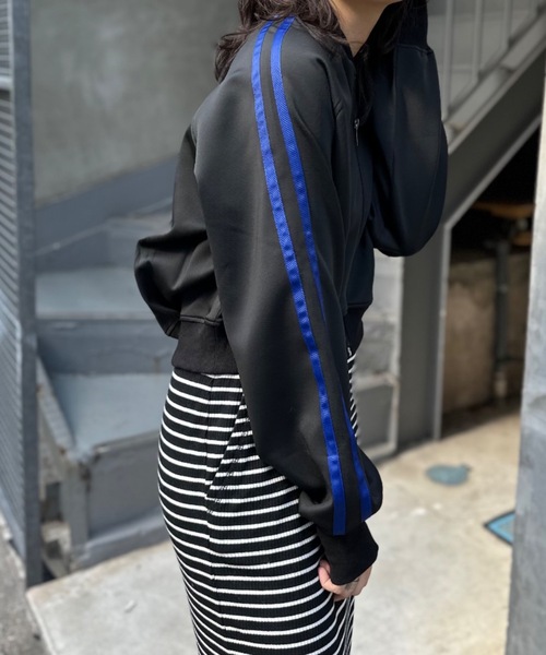 mi via loca（ミヴィアロカ）の「袖ライン　ショートトラックジャケット（ジャージ・レディース・チャコールグレー/ブラック・FREE）」の16枚目の写真