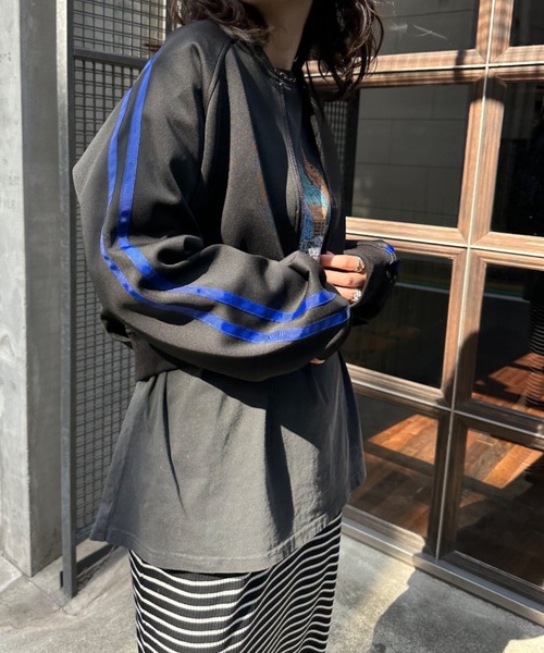 mi via loca（ミヴィアロカ）の「袖ライン　ショートトラックジャケット（ジャージ・レディース・チャコールグレー/ブラック・FREE）」の20枚目の写真