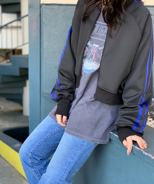 mi via loca（ミヴィアロカ）の「袖ライン　ショートトラックジャケット（ジャージ・レディース・チャコールグレー/ブラック・FREE）」の3枚目の写真
