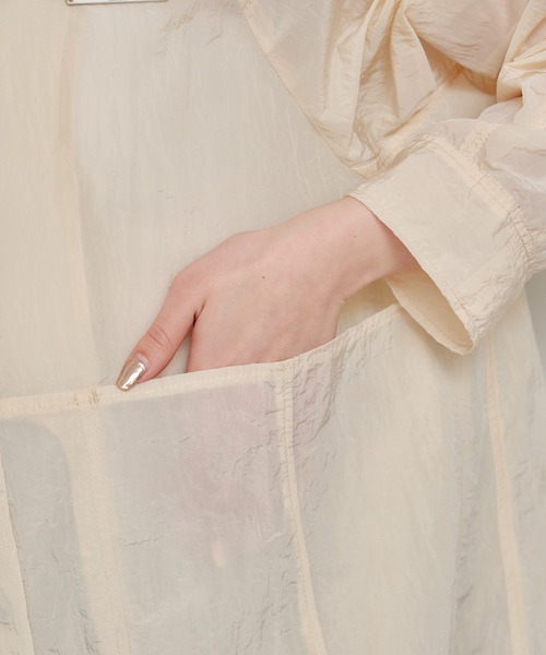 Chico（チコ）の「【2024SS】ナイロンシアーロングブルゾン（モッズコート・レディース・グレー/ホワイト/ライトベージュ・FREE）」の5枚目の写真