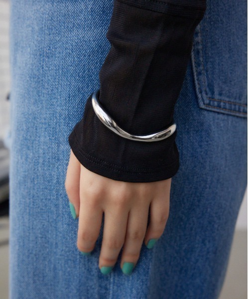 AZUL by moussy（アズールバイマウジー）の「ニュアンスカーブメタルバングル（ブレスレット・レディース・ゴールド系その他/シルバー・FREE）」の2枚目の写真