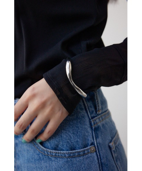 AZUL by moussy（アズールバイマウジー）の「ニュアンスカーブメタルバングル（ブレスレット・レディース・ゴールド系その他/シルバー・FREE）」の10枚目の写真
