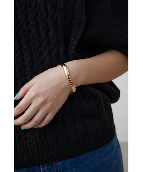 AZUL by moussy（アズールバイマウジー）の「ニュアンスカーブメタルバングル（ブレスレット・レディース・ゴールド系その他/シルバー・FREE）」の5枚目の写真