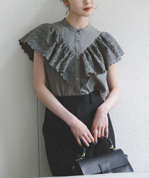 Noble（ノーブル）の「スカラ刺繍フリルブラウス（シャツ/ブラウス 