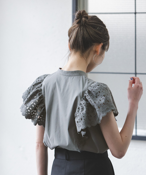 Noble（ノーブル）の「スカラ刺繍フリルブラウス（シャツ/ブラウス