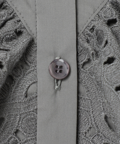 NOBLE スカラ刺繍 フリルブラウス グレー ノーブル シャツ F 日本製 Noble（ノーブル）の「スカラ刺繍フリルブラウス（シャツ/ブラウス