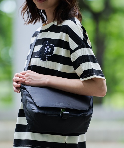 Arnold Palmer（アーノルドパーマー）の「撥水 メッセンジャーバッグ（ショルダーバッグ・レディース・ブラック/アイボリー/グリーン・F）」の2枚目の写真