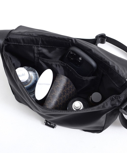 Arnold Palmer（アーノルドパーマー）の「撥水 メッセンジャーバッグ（ショルダーバッグ・レディース・ブラック/アイボリー/グリーン・F）」の9枚目の写真