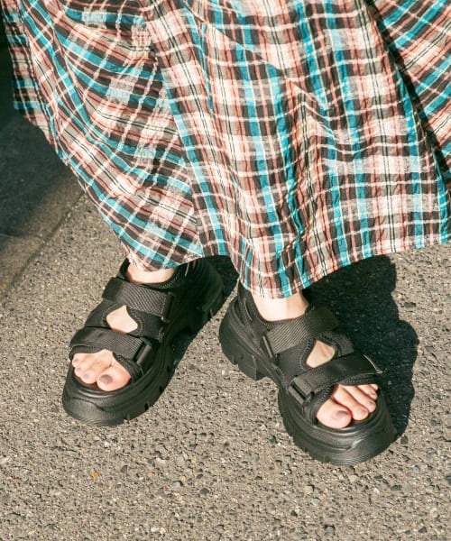 KBF（ケイビーエフ）の「スニーカーソールサンダル（サンダル・レディース・ベージュ/ブラック・36/37/38）」の2枚目の写真