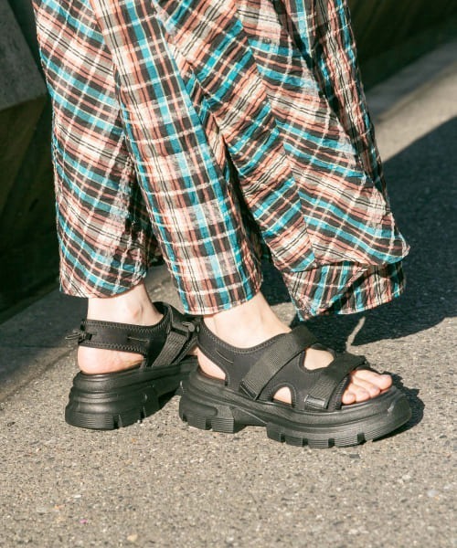 KBF（ケイビーエフ）の「スニーカーソールサンダル（サンダル・レディース・ベージュ/ブラック・36/37/38）」の9枚目の写真