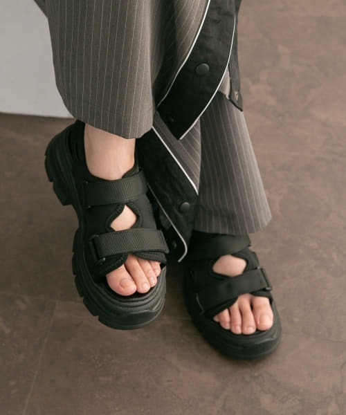 KBF（ケイビーエフ）の「スニーカーソールサンダル（サンダル・レディース・ベージュ/ブラック・36/37/38）」の11枚目の写真