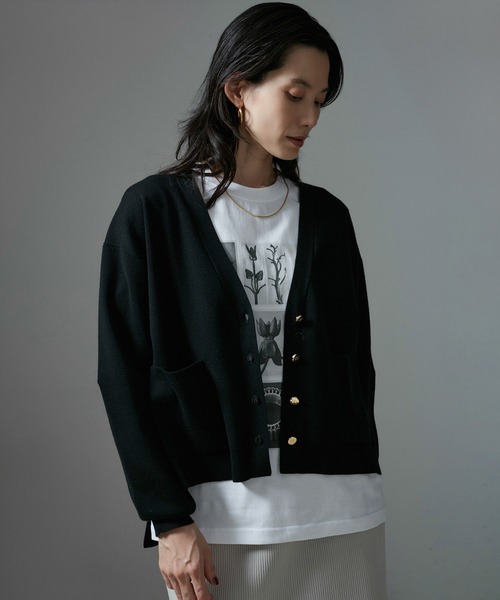 SALON adam et rope'（サロン アダム エ ロペ）の「Vネックニットカーディガン【セットアップ対応・洗える】（カーディガン/ボレロ・レディース・ベージュ系その他/ブラック/オフホワイト・FREE）」の7枚目の写真