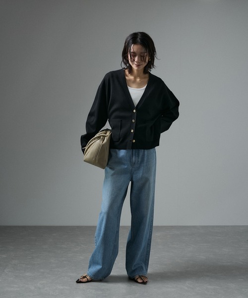 SALON adam et rope'（サロン アダム エ ロペ）の「Vネックニットカーディガン【セットアップ対応・洗える】（カーディガン/ボレロ・レディース・ベージュ系その他/ブラック/オフホワイト・FREE）」の11枚目の写真