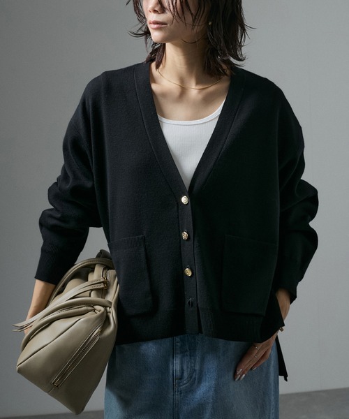 SALON adam et rope'（サロン アダム エ ロペ）の「Vネックニットカーディガン【セットアップ対応・洗える】（カーディガン/ボレロ・レディース・ベージュ系その他/ブラック/オフホワイト・FREE）」の8枚目の写真