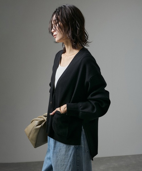 SALON adam et rope'（サロン アダム エ ロペ）の「Vネックニットカーディガン【セットアップ対応・洗える】（カーディガン/ボレロ・レディース・ベージュ系その他/ブラック/オフホワイト・FREE）」の9枚目の写真