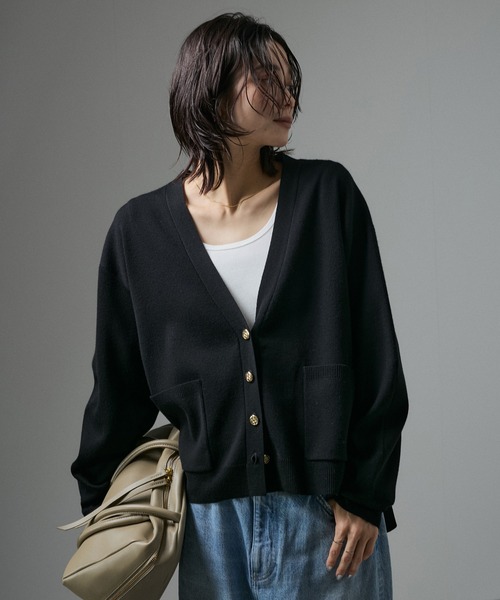 SALON adam et rope'（サロン アダム エ ロペ）の「Vネックニットカーディガン【セットアップ対応・洗える】（カーディガン/ボレロ・レディース・ベージュ系その他/ブラック/オフホワイト・FREE）」の10枚目の写真