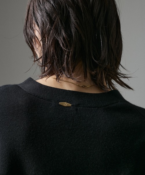 SALON adam et rope'（サロン アダム エ ロペ）の「Vネックニットカーディガン【セットアップ対応・洗える】（カーディガン/ボレロ・レディース・ベージュ系その他/ブラック/オフホワイト・FREE）」の4枚目の写真