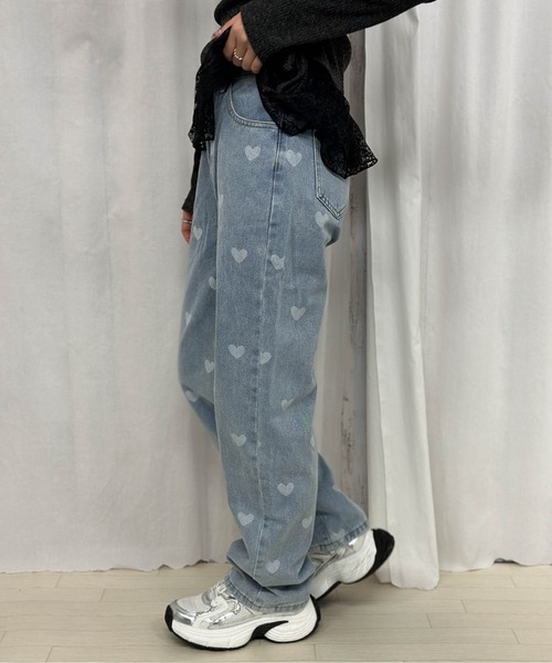 GORGE(ゴージ)の「《ハート総柄×ゆるストレート》レディース デニムパンツ ガーリーカジュアル 春夏秋冬(デニムパンツ・レディース・ライトブルー/ブルー・S/M)」の4枚目の写真