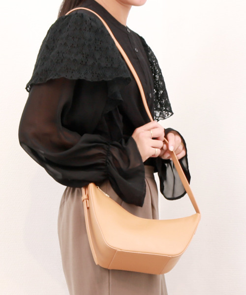 cache cache（カシュ カシュ）の「カシュカシュ cachecache / アシンメトリー舟型ショルダーバッグ（ショルダーバッグ・レディース・ブラック/アイボリー/キャメル・FREE）」の3枚目の写真