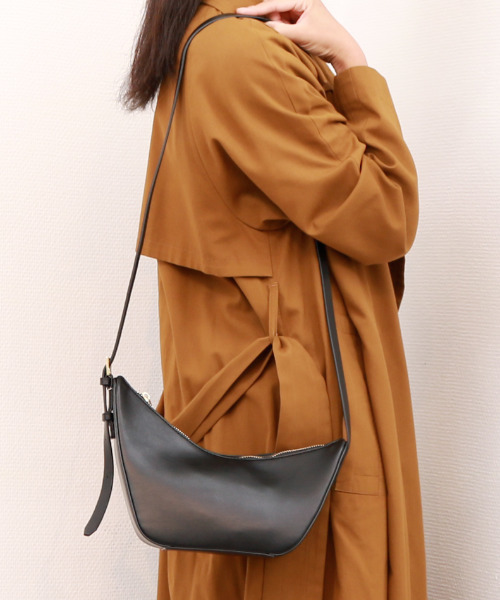 cache cache（カシュ カシュ）の「カシュカシュ cachecache / アシンメトリー舟型ショルダーバッグ（ショルダーバッグ・レディース・ブラック/アイボリー/キャメル・FREE）」の2枚目の写真