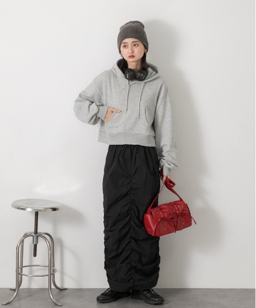 ad thie(アドティエ)の「ポケット付き 裏毛ショートフーディー(パーカー・レディース・チャコール/アイボリー/ブラック/ブルー/杢グレー/レッド/ブラウン・FREE)」の17枚目の写真