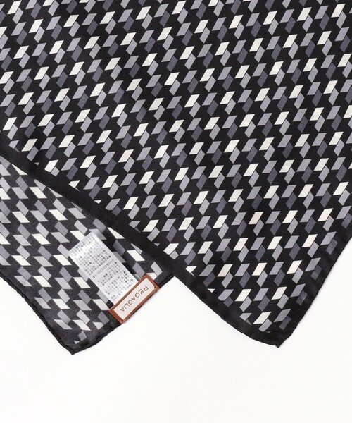 BEAMS F（ビームスエフ）の「【別注】REGAGLIA / シルク ジオメトリック柄 ネッカチーフ（マフラー・メンズ・ブラック/ネイビー・ONE SIZE）」の3枚目の写真