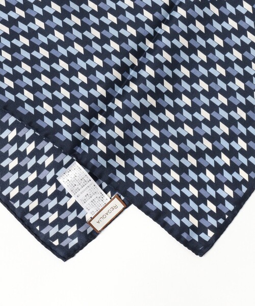 BEAMS F（ビームスエフ）の「【別注】REGAGLIA / シルク ジオメトリック柄 ネッカチーフ（マフラー・メンズ・ブラック/ネイビー・ONE SIZE）」の4枚目の写真