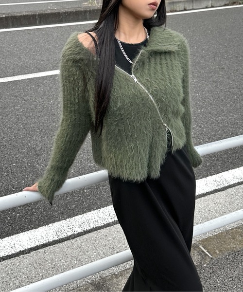 LVEU.（ラブユ.）の「【LVEU.】アシメジップオフショルシャギーニット / トップス オフショルダー アシンメトリー ダブルジップ クロップド ショート ブラック カーキ ブルー（ニット/セーター・レディース・ブラック/カーキ/ブルー・FREE）」の3枚目の写真