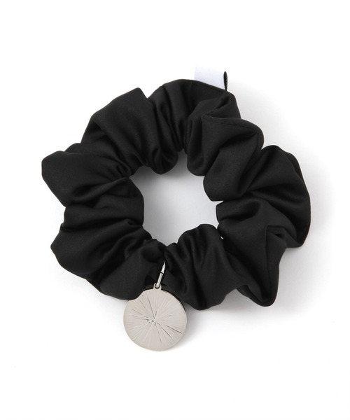 BAYFLOW(ベイフロー)の「ロゴチャームシュシュ(シュシュ・レディース・グレー/ブラック・FREE)」の5枚目の写真