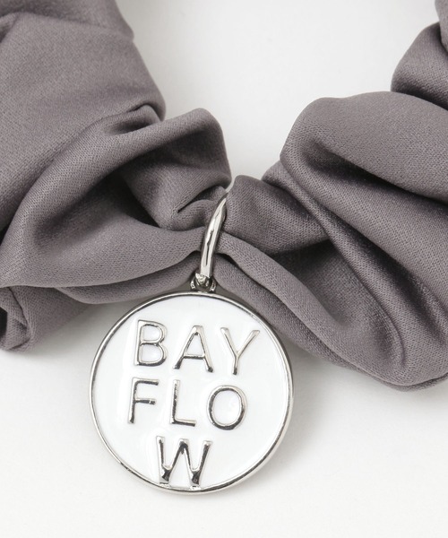 BAYFLOW(ベイフロー)の「ロゴチャームシュシュ(シュシュ・レディース・グレー/ブラック・FREE)」の3枚目の写真